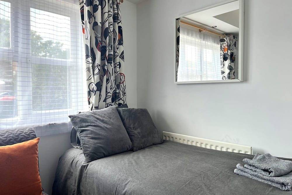 Entire apartment, Spacious Apartment - 12 Minutes from Gatwick in Crawley, West Sussex
