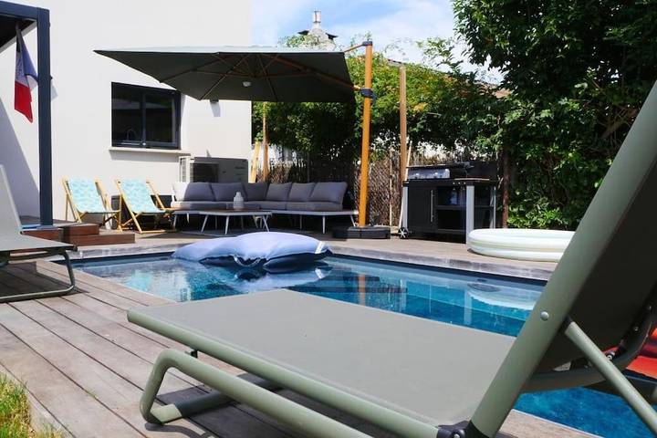 Location de vacances pour 6 personnes, avec piscine et terrasse ainsi que jardin et vue dans Stade Ernest-Wallon
