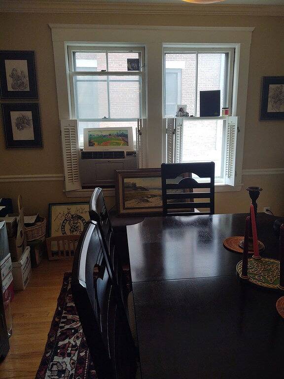 2nd Floor Apartment 5 minutes to the subway to Boston & Cambridge. in Boston, Massachusetts