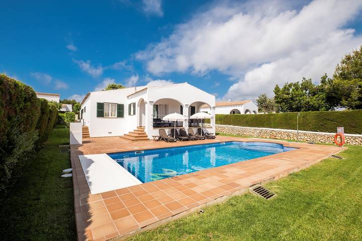 Villa für 6 Personen, mit Balkon/Terrasse und Whirlpool sowie Garten auf Menorca