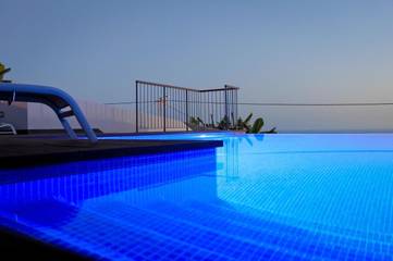 Gîte pour 4 personnes, avec jardin ainsi que vue et piscine dans Estreito da Calheta