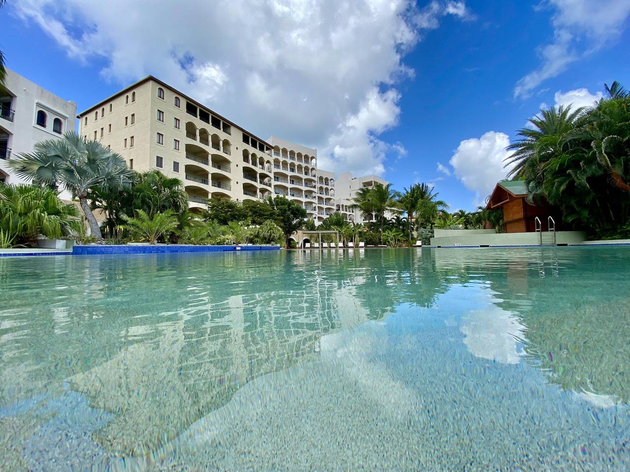 Entire holiday apartment, 2-Bed Designer Apartment Sleeps 4, Resort pool in Sint Maarten, Saint Martin