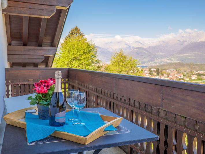 Ferienwohnung für 9 Personen, mit Balkon und Terrasse sowie Garten und Seeblick in Colico