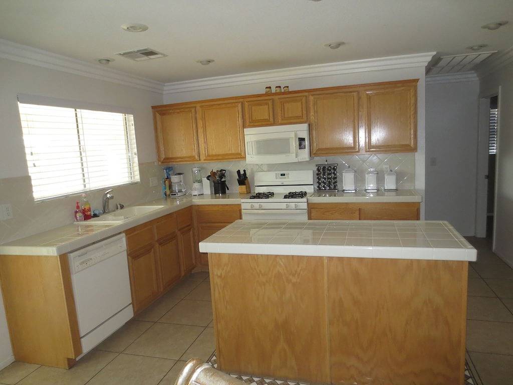 Sleep Tight Vacation Home * Schlaf 8 * Privater Swimmingpool & Basketballplatz in North Las Vegas, Nevada