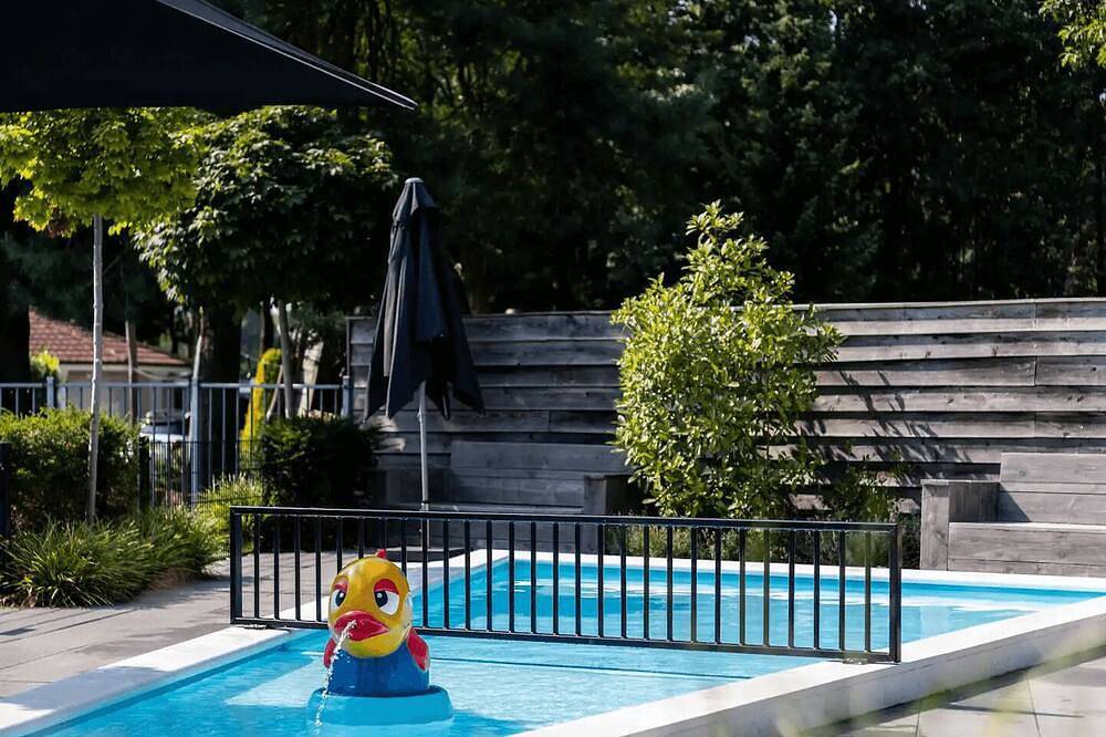 Kom heerlijk genieten in deze vrijstaande bungalow, compleet ingericht met een ruime keuken en gezellige openhaard en ervaar het Veluwegevoel! in Harderwijk, Veluwe