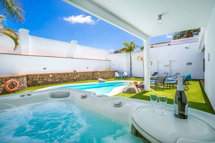 Villa Palacio in Puerto Calero, Yaiza
