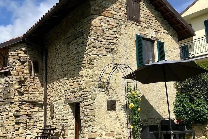 Rustico per 2 persone, con piscina e giardino in Langhe