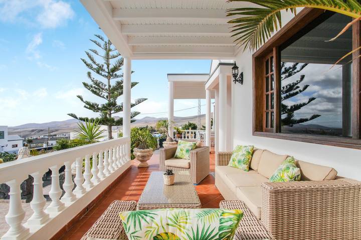 Elegante Casa Salinoco con piscina, vistas al mar, terraza y Wi-Fi; aparcamiento disponible in Mácher, Tías