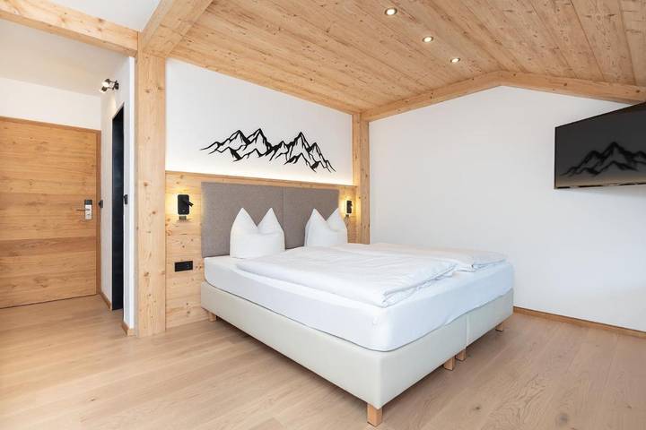 Hotel, mit Balkon und Terrasse sowie Garten und Ausblick am Kochelsee