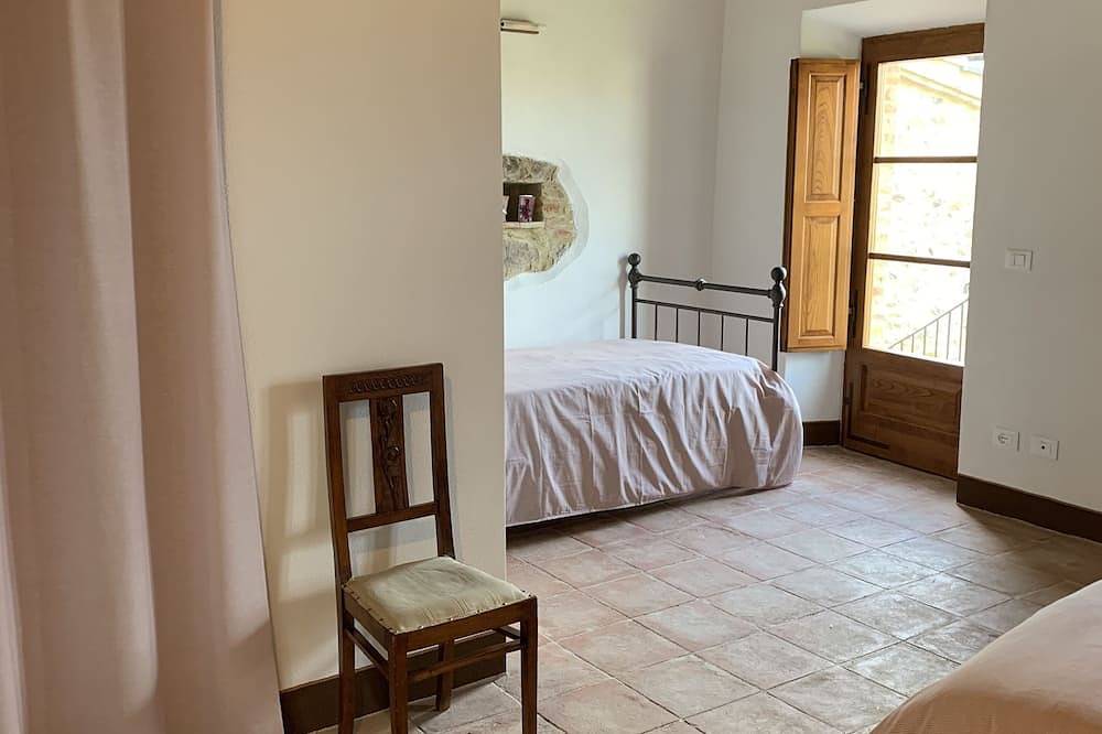 Typische toskanische Residenz in einem alten Dorf am Stadtrand von Siena in Monticiano, Siena Provinz