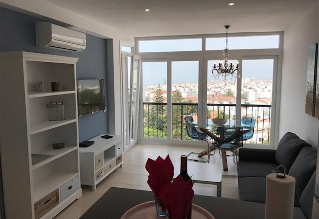 Apartamento entero, Maravilloso Apartamento 'Capri' con vistas a Nerja y al mar, balcón, Wi-Fi y A/C in Playa de Burriana, Nerja