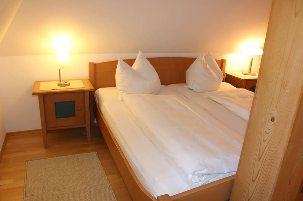 Ganze Wohnung, Ferienwohnung mit Rundum-Wohlgefühl - Blick in den wunderschönen Garten in Sommerach, Fränkisches Weinland