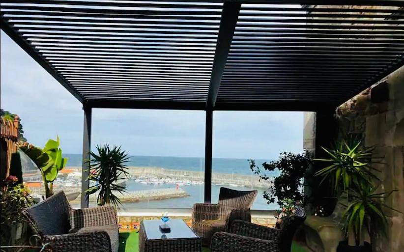 Mirando al Mar in Lastres, Colunga