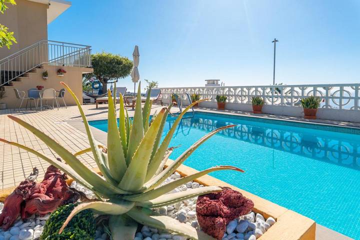 Ferienhaus für 4 Personen, mit Balkon und Terrasse sowie Garten und Pool