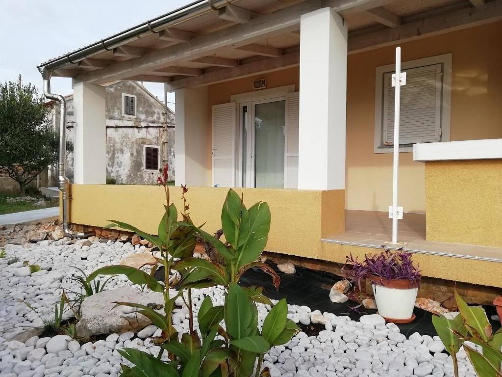 Ganze Wohnung, 2-Zimmer-Ferienwohnung mit Terrasse Ist A-25182-a in Zadar (Kommun), Otok Ist