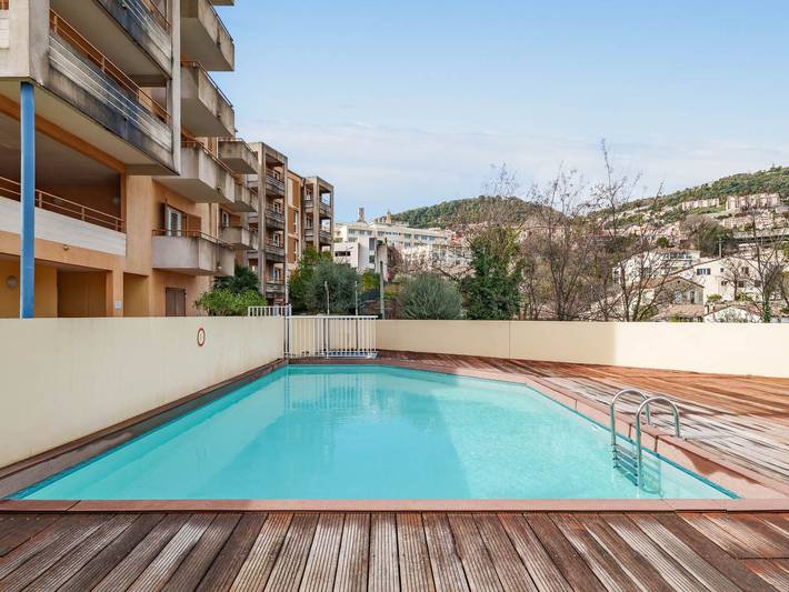 Ganze Wohnung, Reizende Ferienwohnung mit Pool und Balkon in der Nähe des Zentrums von Grasse in Grasse, Mittelmeerküste (Frankreich)