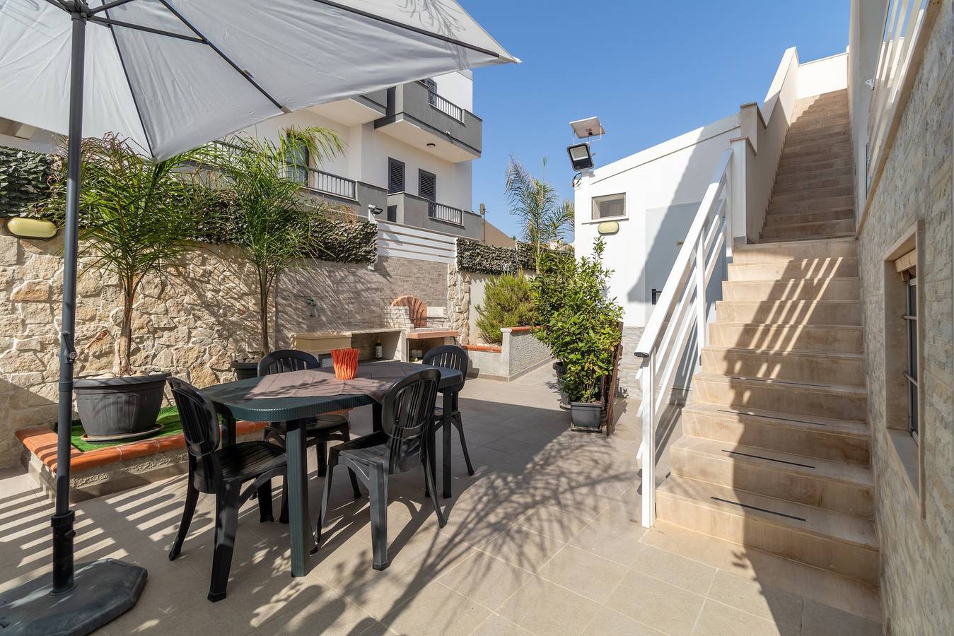 Appartamento intero, Appartamento per vacanze "Samuel Beach Con Patio E Veranda" con 2 terrazze private e Wi-Fi in Cava d'Aliga, Scicli
