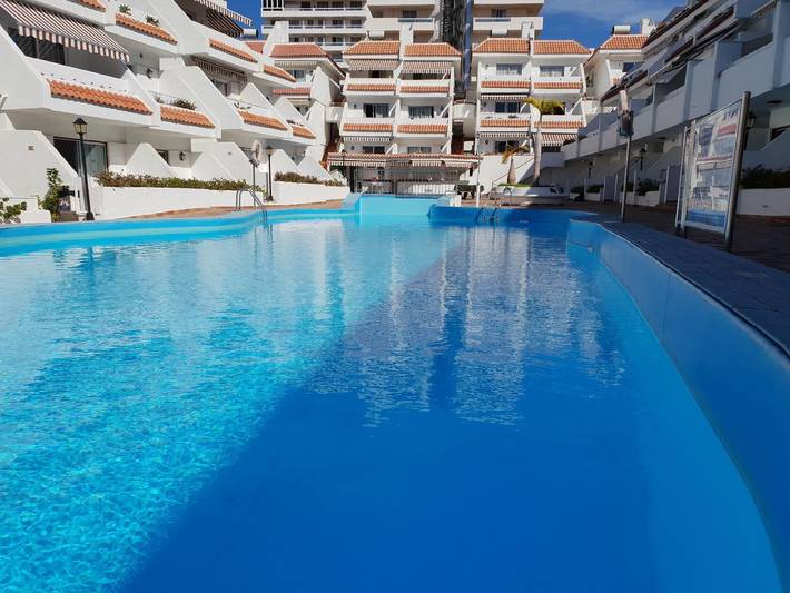 Entire holiday apartment, Whole Apartment in Playa De La Américas with Common Pool and Pool View in Playa de las Américas, Arona