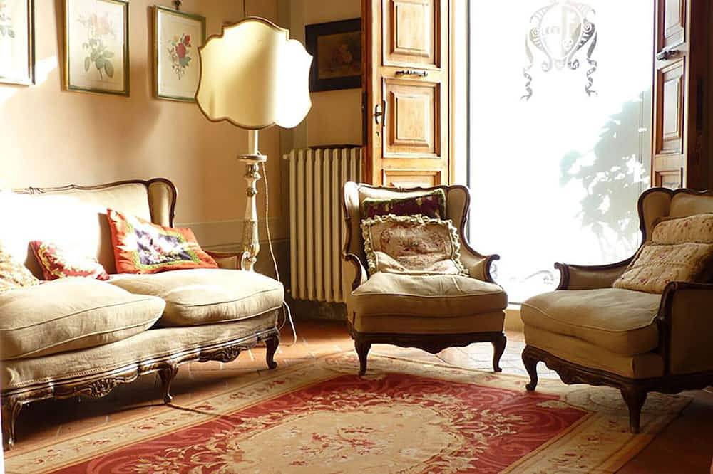 Former historical chapel in villa: pool, garden, parking space, fenced property in Florence, Province de Florence