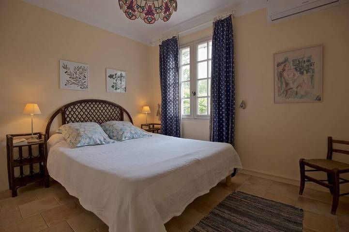 Gîte pour 8 personnes, avec terrasse ainsi que piscine et jardin à Eygalières - 4