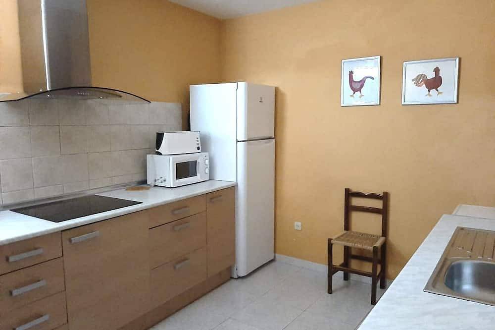 Gîte with fireplace and terrace, surrounded by mountains and rivers, Petfrienly in Beceite, Massis dels Ports
