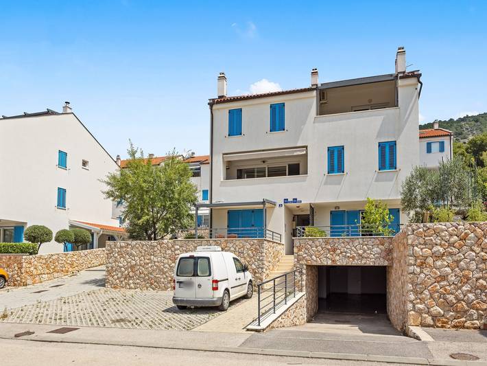 Ferienwohnung für 4 Personen, mit Balkon und Garten, kinderfreundlich in Cres Stadt