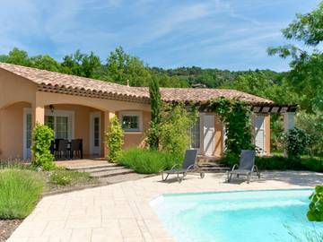 Gîte pour 8 personnes, avec bassin pour enfant ainsi que terrasse et jardin à Callian