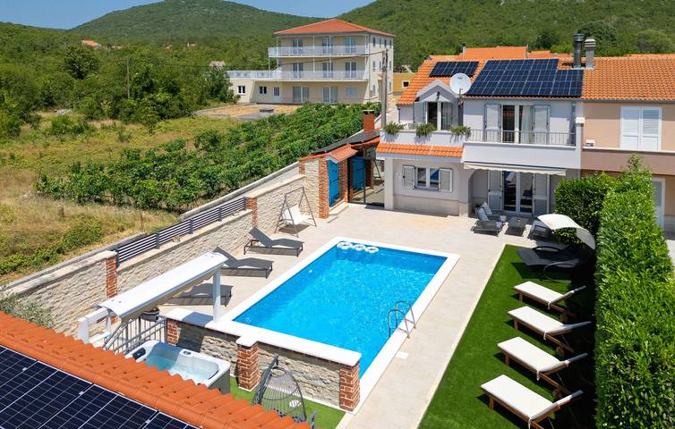 Ferienhaus für 8 Personen, mit Pool und Whirlpool sowie Terrasse - 1