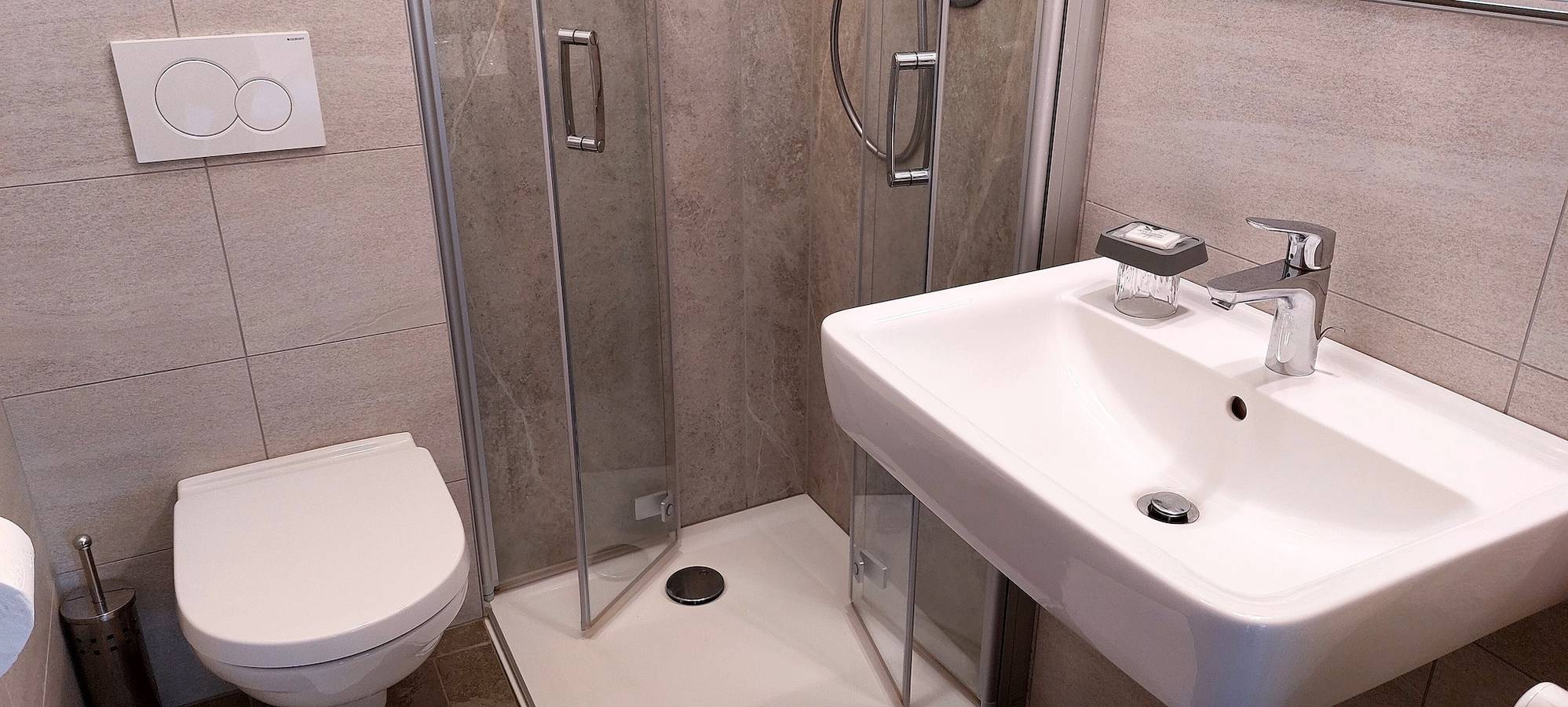 Camera singola con bagno privato e Wi-Fi in Merano, Alpi Sarentine
