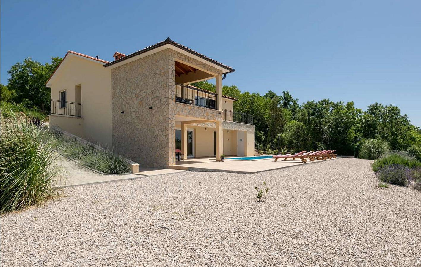 Charmant appartement de 2 chambres avec piscine, terrasse et situé près du littoral in Raša, Côte Est de l'Istrie