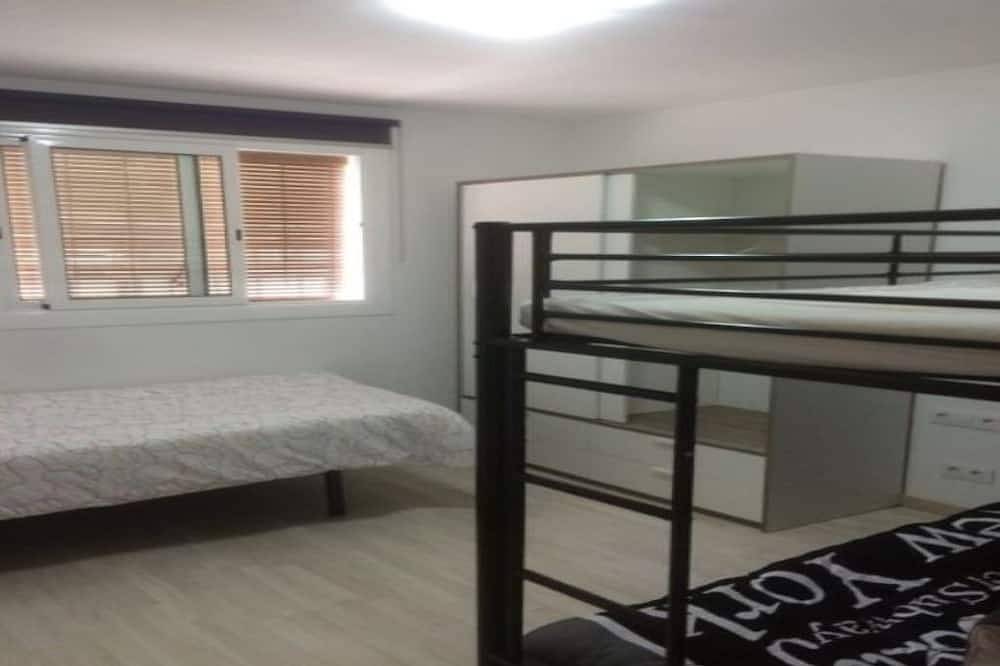 Apartamento entero, Modern 2-Bdrm Ground Floor w/Free Parking Wifi Ac Dishwasher Washer/Dryer Metro! in Sant Andreu, Barcelona