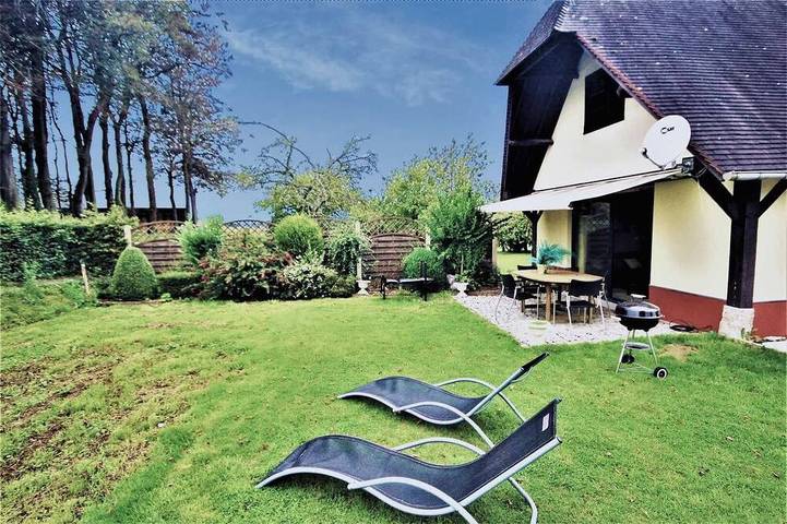 Location de vacances pour 5 personnes, avec jardin à Thérouldeville
