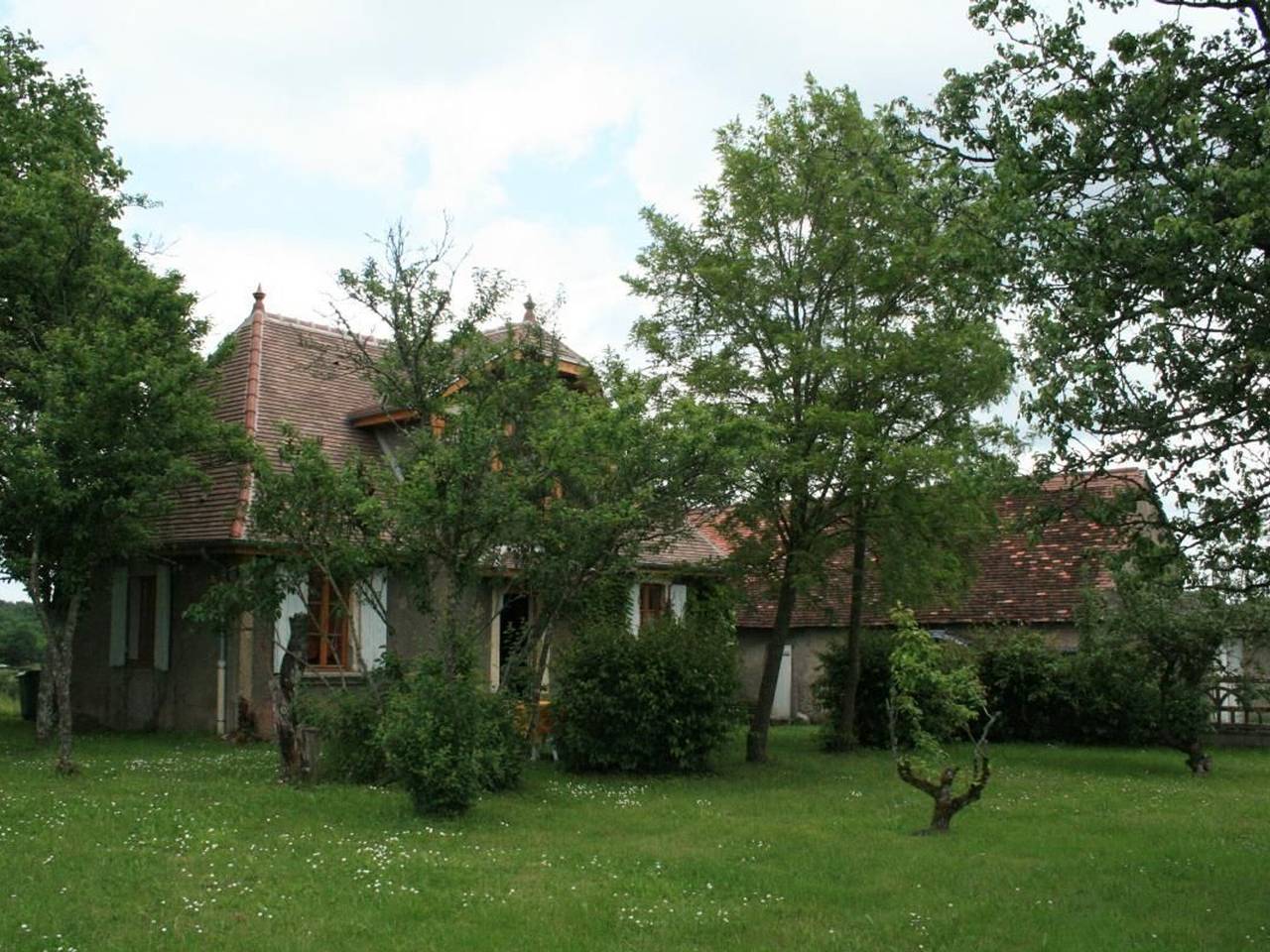 Renoviertes Haus, Haustiere erlaubt, in der Nähe von Angelteichen und Wassersport in La Nocle-Maulaix, Nièvre