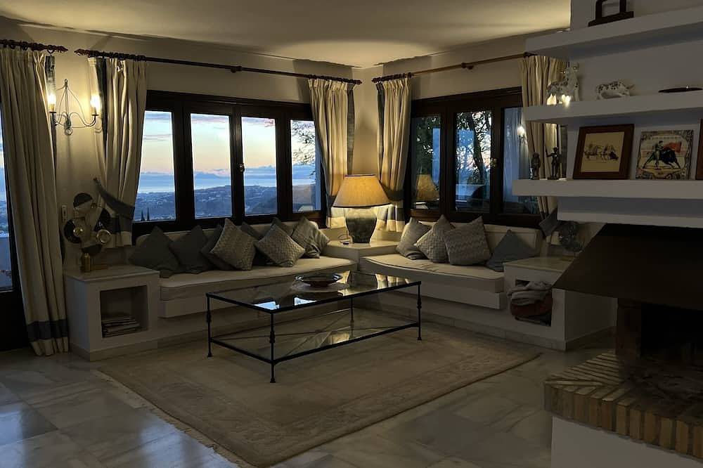 Villa with sea views in sunny Spain in El Madronal, Benahavís