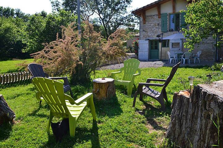 Gîte pour 4 personnes, avec Terrasse ainsi que Jardin et Piscine à Montalzat