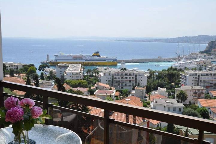 Gîte pour 4 personnes, avec jardin ainsi que balcon et piscine dans Port de Nice