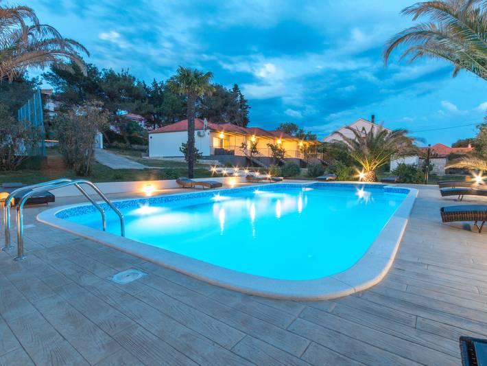 Ferienhaus für 4 Personen, mit Pool in Bibinje