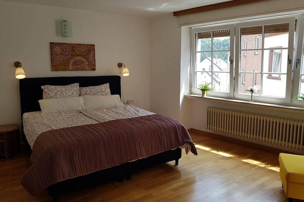Personen-Ferienhaus - Wochenende (Fr- Mo) - Ferienhaus mit Schlossblick in Malberg, Eifelkreis Bitburg-Prüm