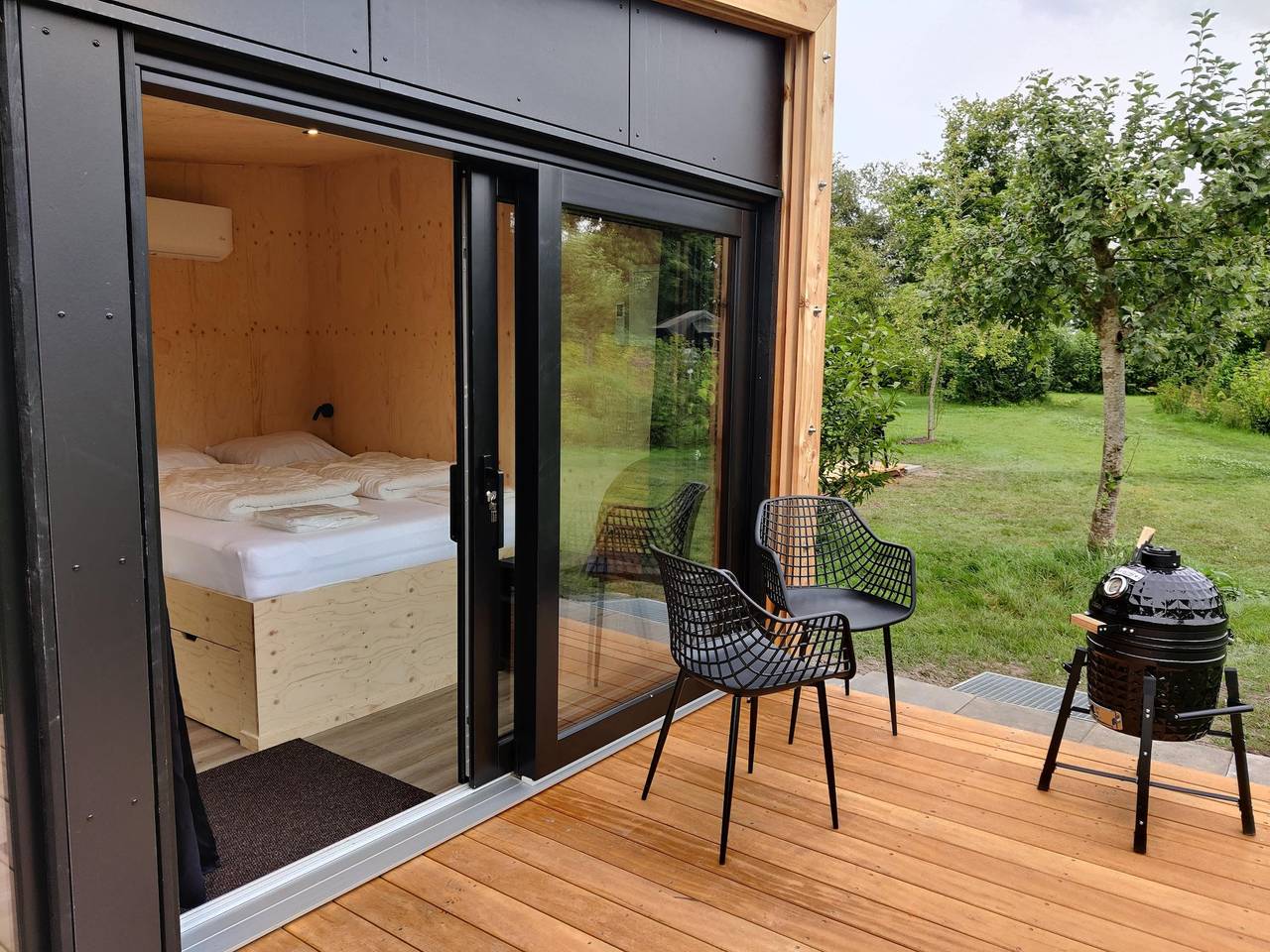 Hut in de natuur bij wandelpaden in Nationaal Park Weerribben-Wieden