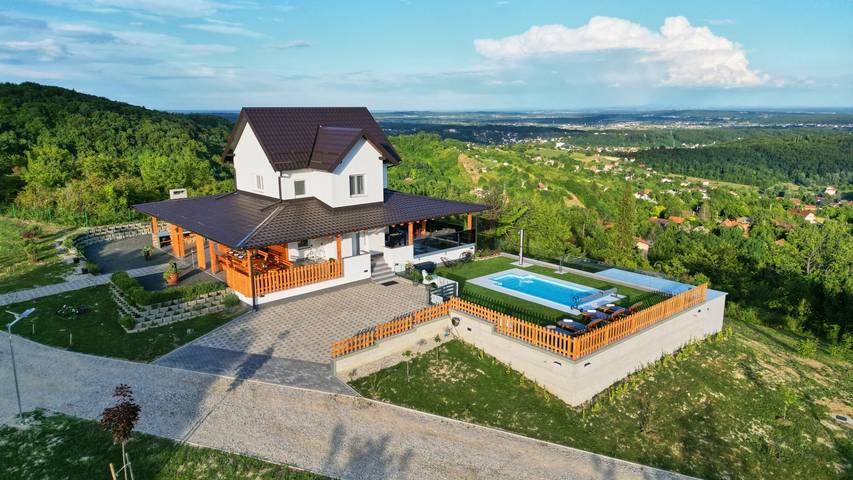 Villa für 6 Personen, mit Terrasse und Whirlpool sowie Garten - 1