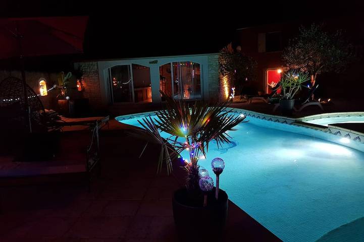 Gîte pour 6 personnes, avec terrasse et jardin ainsi que sauna et jacuzzi à Sabran