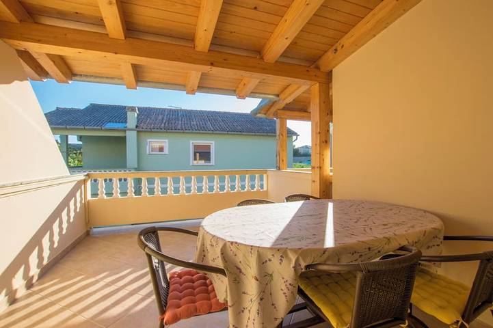 Ferienwohnung für 4 Personen, mit Pool und Balkon in Rab Stadt