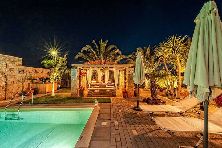 Vacation rental for 20 people, with Balcony and Hot tub as well as Yard in Chania