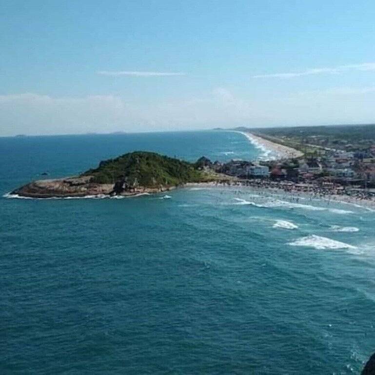 House with swimming pool on the seafront. Air conditioning and Tv in all rooms. in São Francisco do Sul, Baía da Babitonga