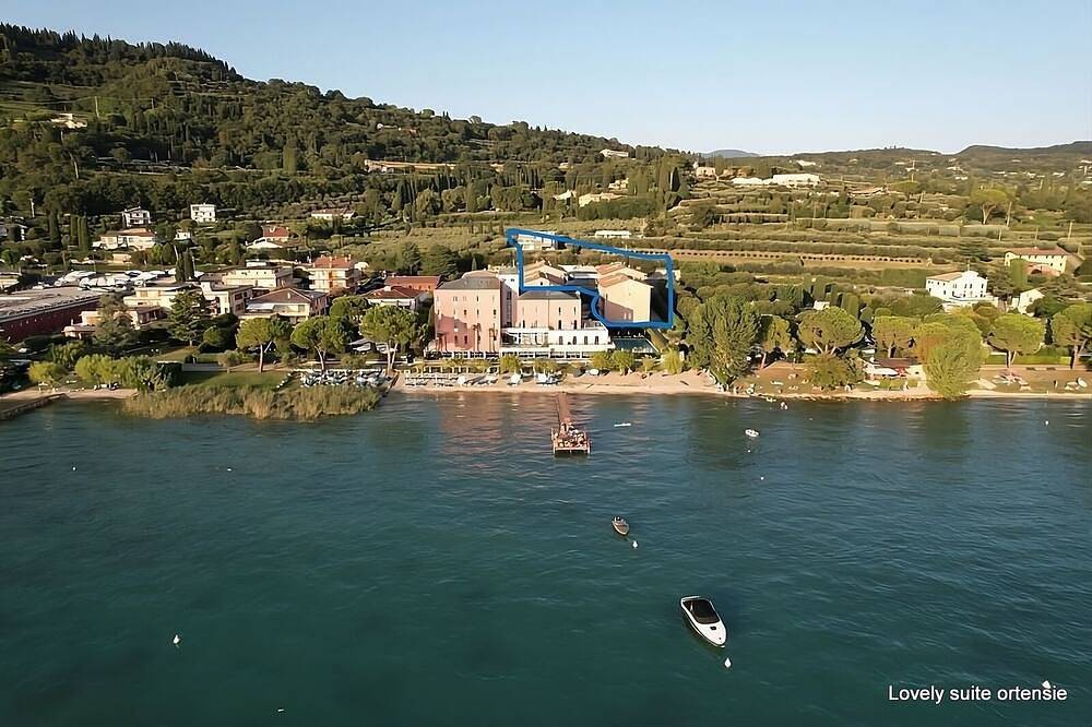 Ganze Wohnung, Ferienwohnung mit Privatstrand und Seeblick, elegant, ganz neu, am Seeufer in Bardolino, Gardasee-Berge