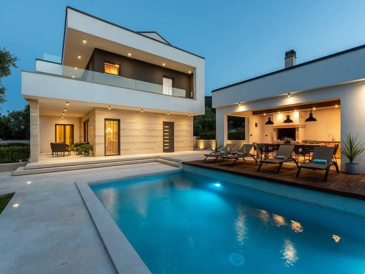 Villa for 8 personer, med have og balkon såvel som sauna og pool, børnevenlig i Kroatien