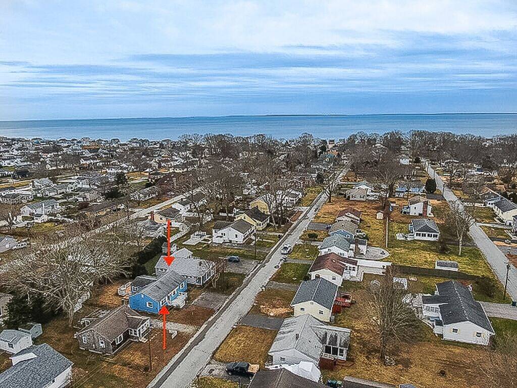 Be Happy Beach House is a five minute walk from Hawk's Nest Beach! in Old Lyme, Connecticut