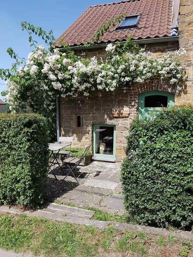 Gîte pour 2 personnes, avec Terrasse ainsi que Jardin et Vue à Profondeville