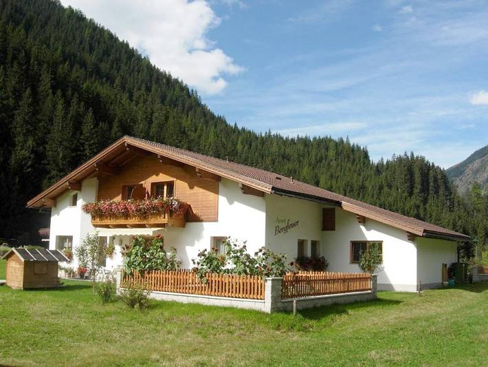 Ferienwohnung für 4 Personen, mit Balkon und Terrasse sowie Garten und Ausblick in Kaunertal