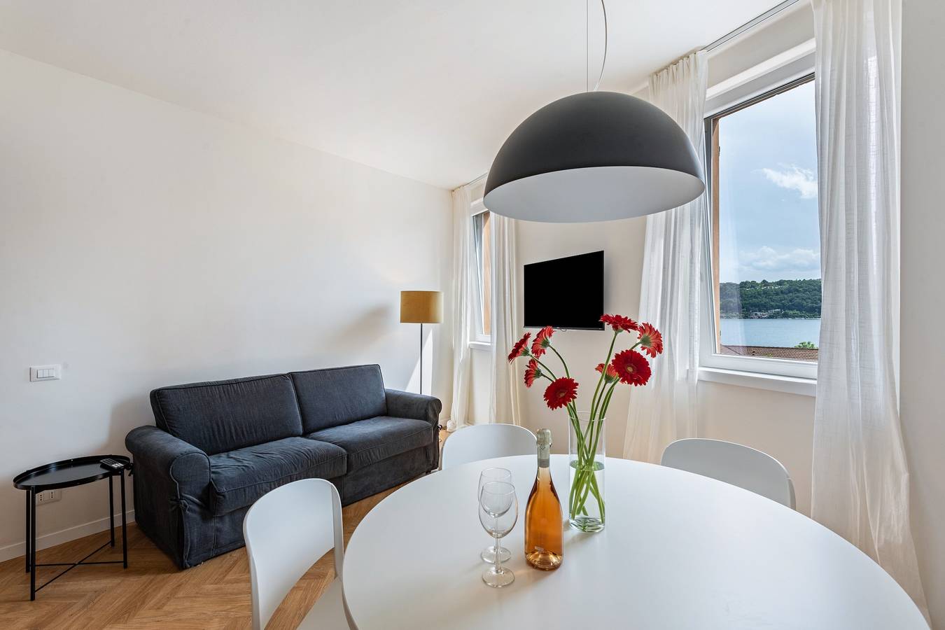 Appartamento intero, Appartamento 'Lumia's Flat - Lake View' con vista sul lago, Wi-Fi e aria condizionata in Salò, Prealpi Gardesane